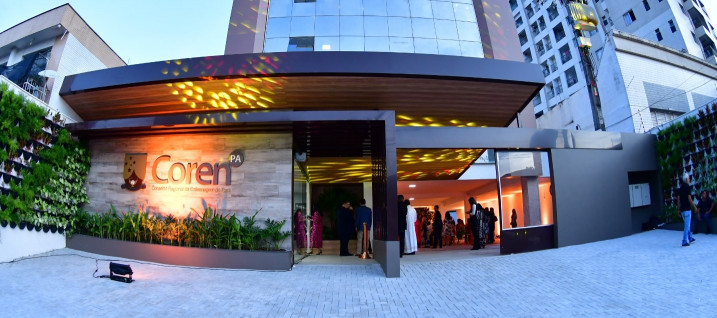 Fachada do prédio do Conselho Regional de Enfermagem do Pará (Coren-PA), com design moderno e iluminação destacada.