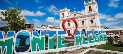A imagem mostra um letreiro turístico de 