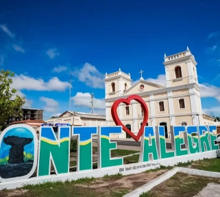 A imagem mostra um letreiro turístico de 